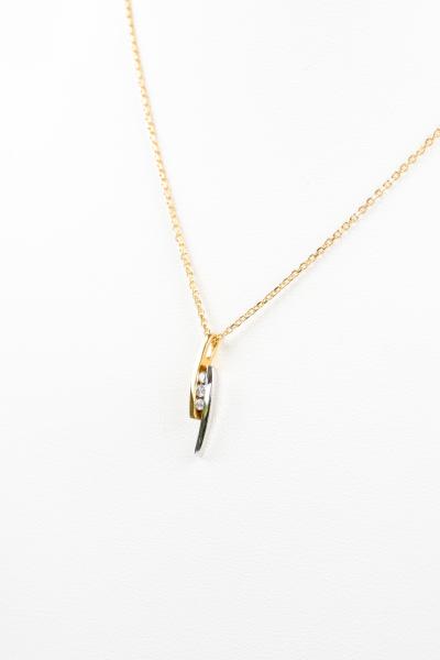 Collier orné d'un pendentif bicolore 18 carats serti de 3 diamant rond brillant de 0.03 carats 2