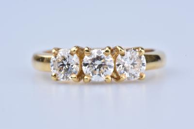 Bague en Or jaune 18 ct et 3 diamants ronds brillants 2