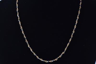 Collier en or jaune 18 ct (750/1000), 53 pierres semi-précieuses noires. 2