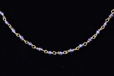 Collier en or jaune 18 ct (750/1000), 53 pieres semi-précieuses violettes. 2