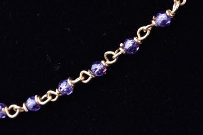 Collier en or jaune 18 ct (750/1000), 53 pieres semi-précieuses violettes. 2