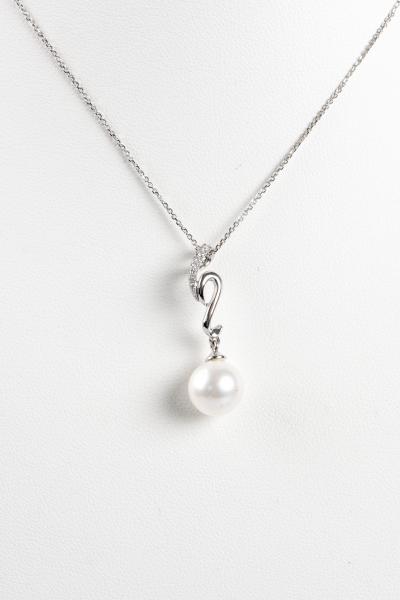 Collier en or blanc 18 carats (750/1000), 8 diamants de 0,08 carats au total et 1 perle de culture blanche 2