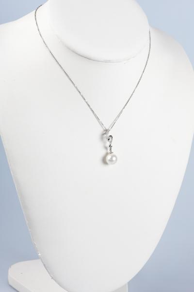 Collier en or blanc 18 carats (750/1000), 8 diamants de 0,08 carats au total et 1 perle de culture blanche 2