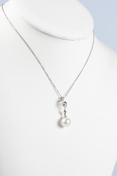 Collier en or blanc 18 carats (750/1000), 8 diamants de 0,08 carats au total et 1 perle de culture blanche 2