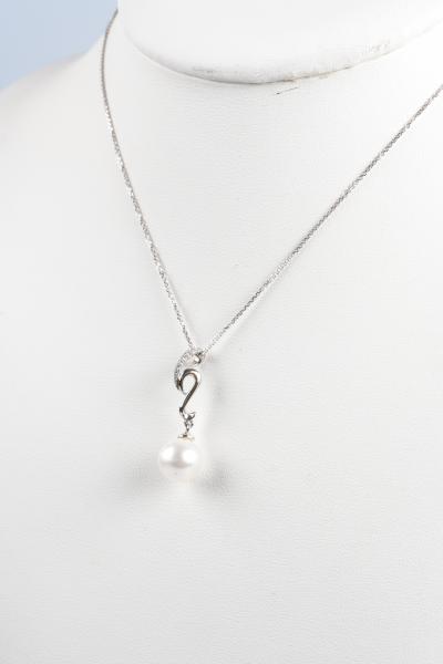 Collier en or blanc 18 carats (750/1000), 8 diamants de 0,08 carats au total et 1 perle de culture blanche 2