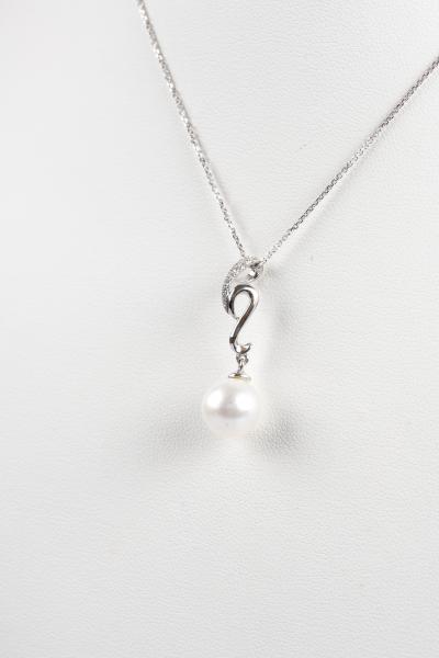 Collier en or blanc 18 carats (750/1000), 8 diamants de 0,08 carats au total et 1 perle de culture blanche 2