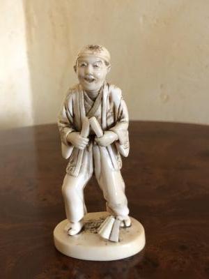 Okimono en ivoire signé cachet rouge ère Meiji 2
