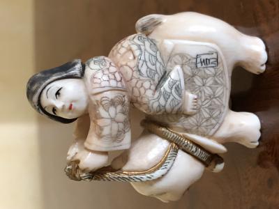 Netsuke, époque Meiji, Japon début XXe, femme chevauchant un animal mythologique, polychrome, signé. 2