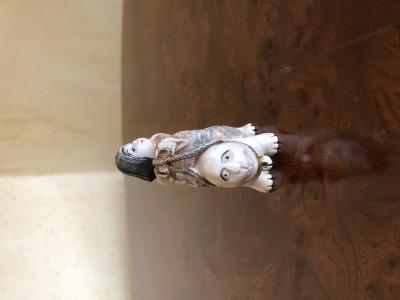 Netsuke, époque Meiji, Japon début XXe, femme chevauchant un animal mythologique, polychrome, signé. 2