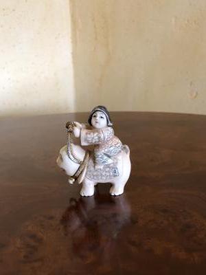 Netsuke, époque Meiji, Japon début XXe, femme chevauchant un animal mythologique, polychrome, signé. 2