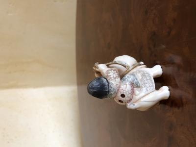 Netsuke, époque Meiji, Japon début XXe, femme chevauchant un animal mythologique, polychrome, signé. 2
