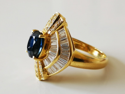 Bague en or jaune sertie d’un beau saphir ovale royal blue de 2.5 cts  et diamants 2