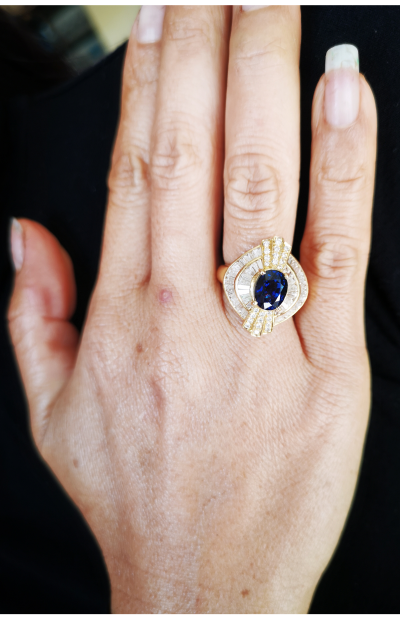 Bague en or jaune sertie d’un beau saphir ovale royal blue de 2.5 cts  et diamants 2