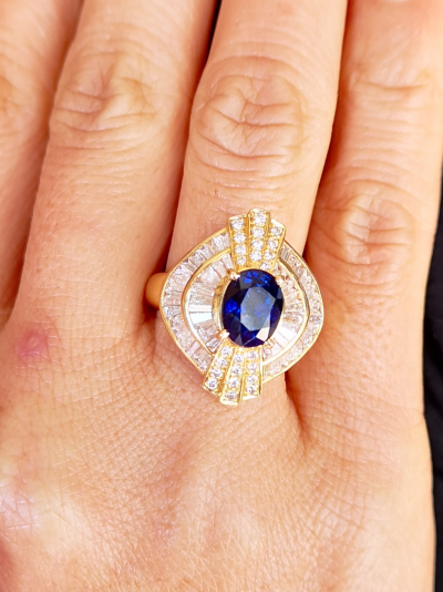 Bague en or jaune sertie d’un beau saphir ovale royal blue de 2.5 cts  et diamants 2