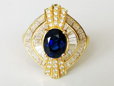 Bague en or jaune sertie d’un beau saphir ovale royal blue de 2.5 cts  et diamants 2