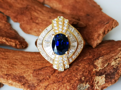 Bague en or jaune sertie d’un beau saphir ovale royal blue de 2.5 cts  et diamants 2