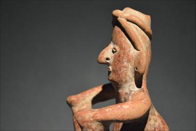Art précolombien, Statuette d’homme assis, Mexique, Culture Colima, 300 av - 300 ap JC 2