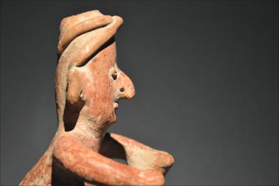 Art précolombien, Statuette d’homme assis, Mexique, Culture Colima, 300 av - 300 ap JC 2