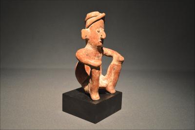 Art précolombien, Statuette d’homme assis, Mexique, Culture Colima, 300 av - 300 ap JC 2