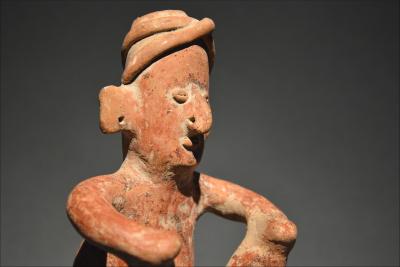 Art précolombien, Statuette d’homme assis, Mexique, Culture Colima, 300 av - 300 ap JC 2