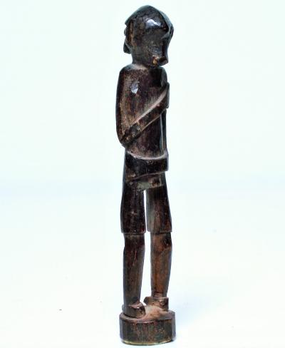 Bornéo, Statuette Dayak servant de charme de protection 2