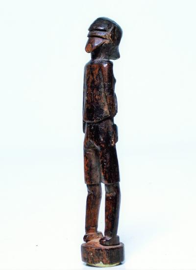 Bornéo, Statuette Dayak servant de charme de protection 2