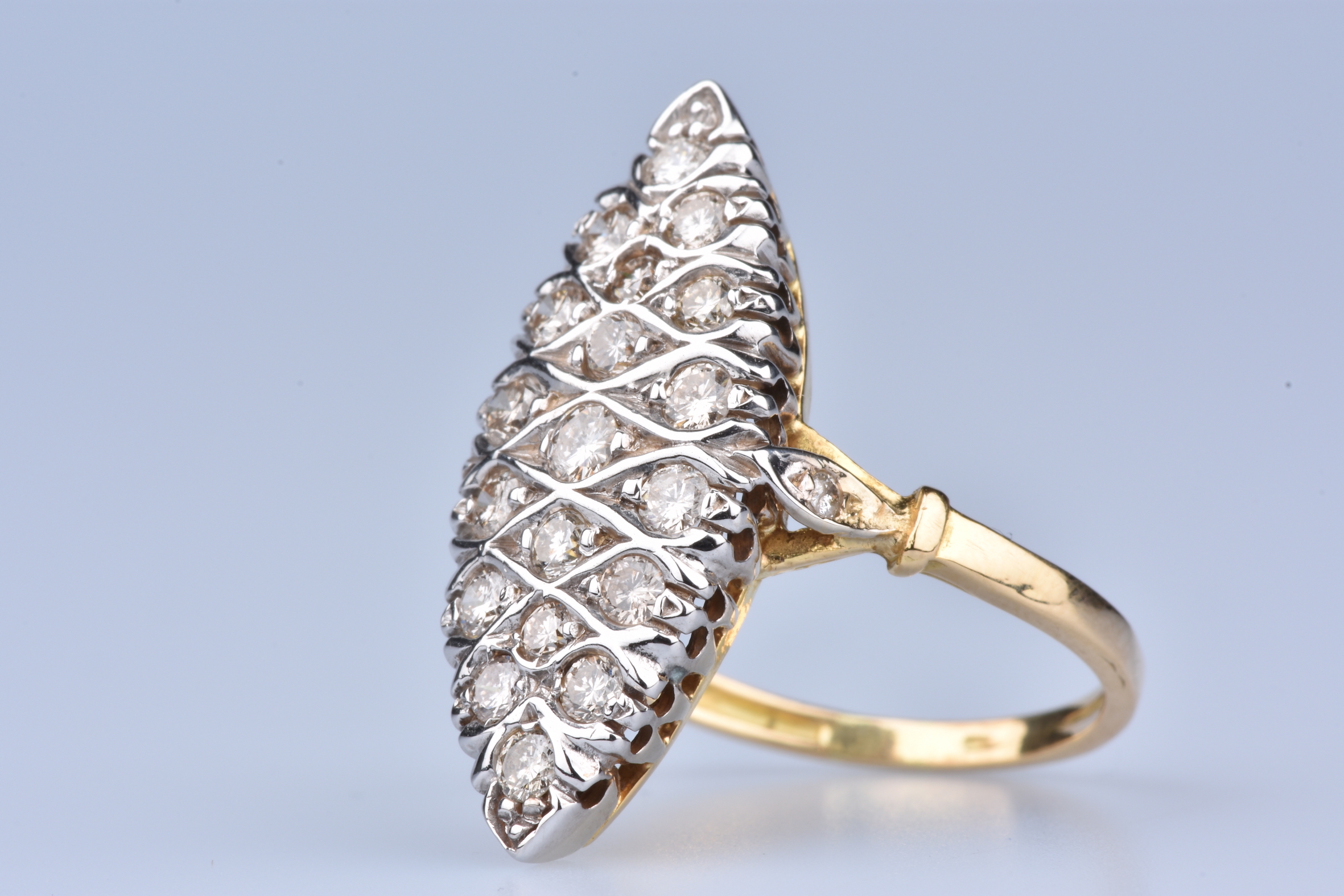 Bague marquise en or 18ct (750 millièmes), ornée de 19 diamants rond brillant 0.055 ct, poids