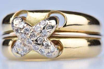 Bague en or 18ct (750 millièmes) ornée de  22 diamants brillants de 0.024 ct soit 0.53 ct au total. Motif croix 2