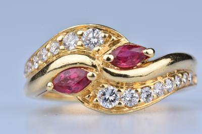 Bague en or 18ct (750 millièmes), ornée de 2 rubis marquises 2