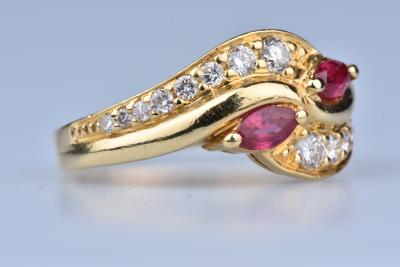 Bague en or 18ct (750 millièmes), ornée de 2 rubis marquises 2