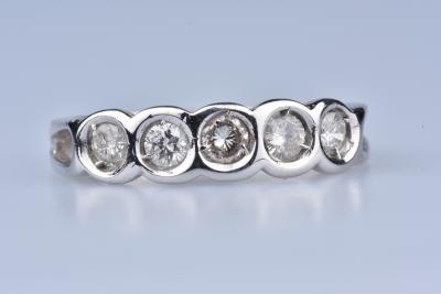 Ring in 18 carat white gold (750 thousandths) adorned with 5 round-cut diamonds 2