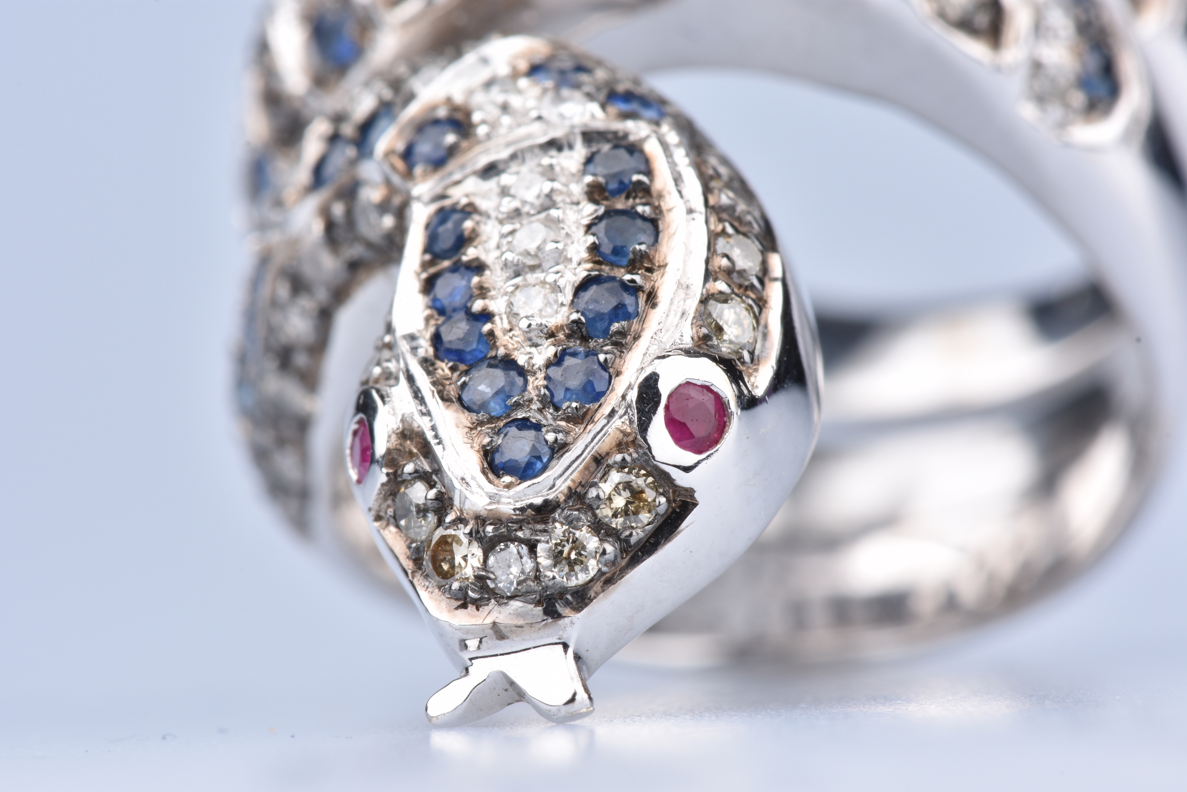 Bague serpent en or blanc 18ct (750 millièmes), ornée de 95 diamants ...