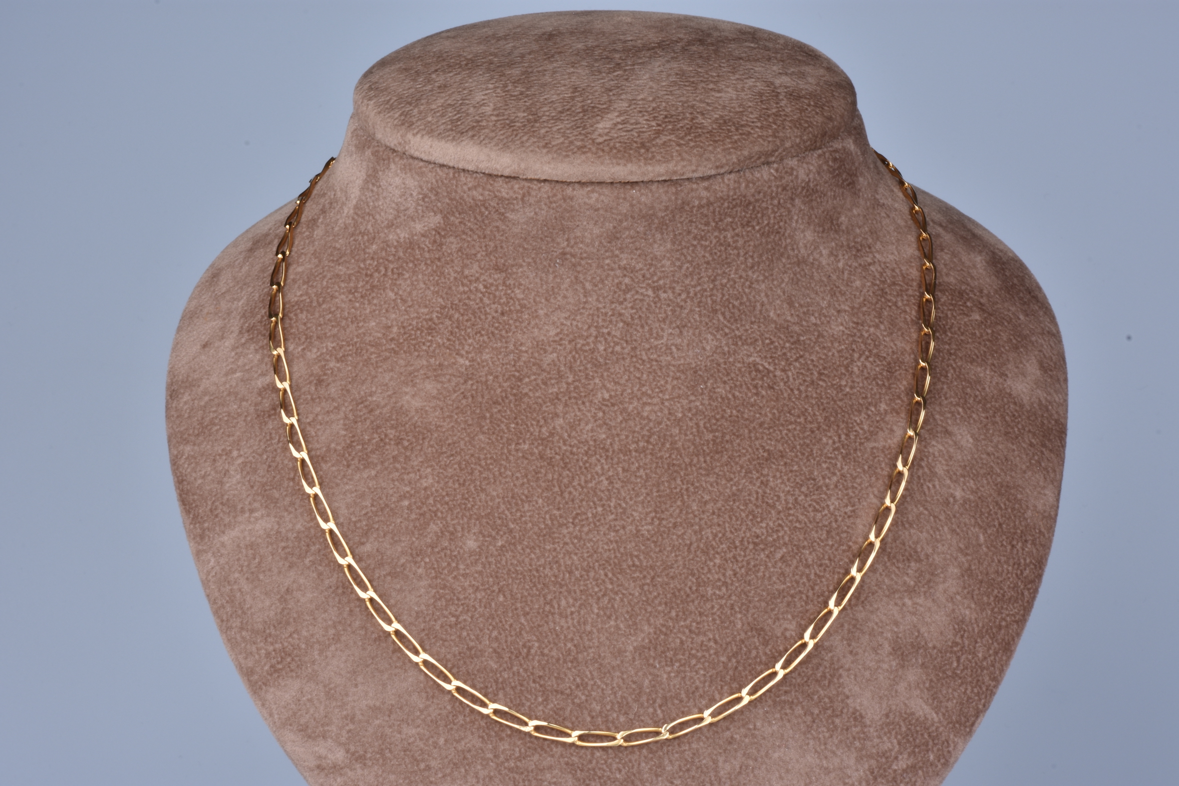 Very beautiful 18 carat gold necklace (750/1000). Horse mesh, with a