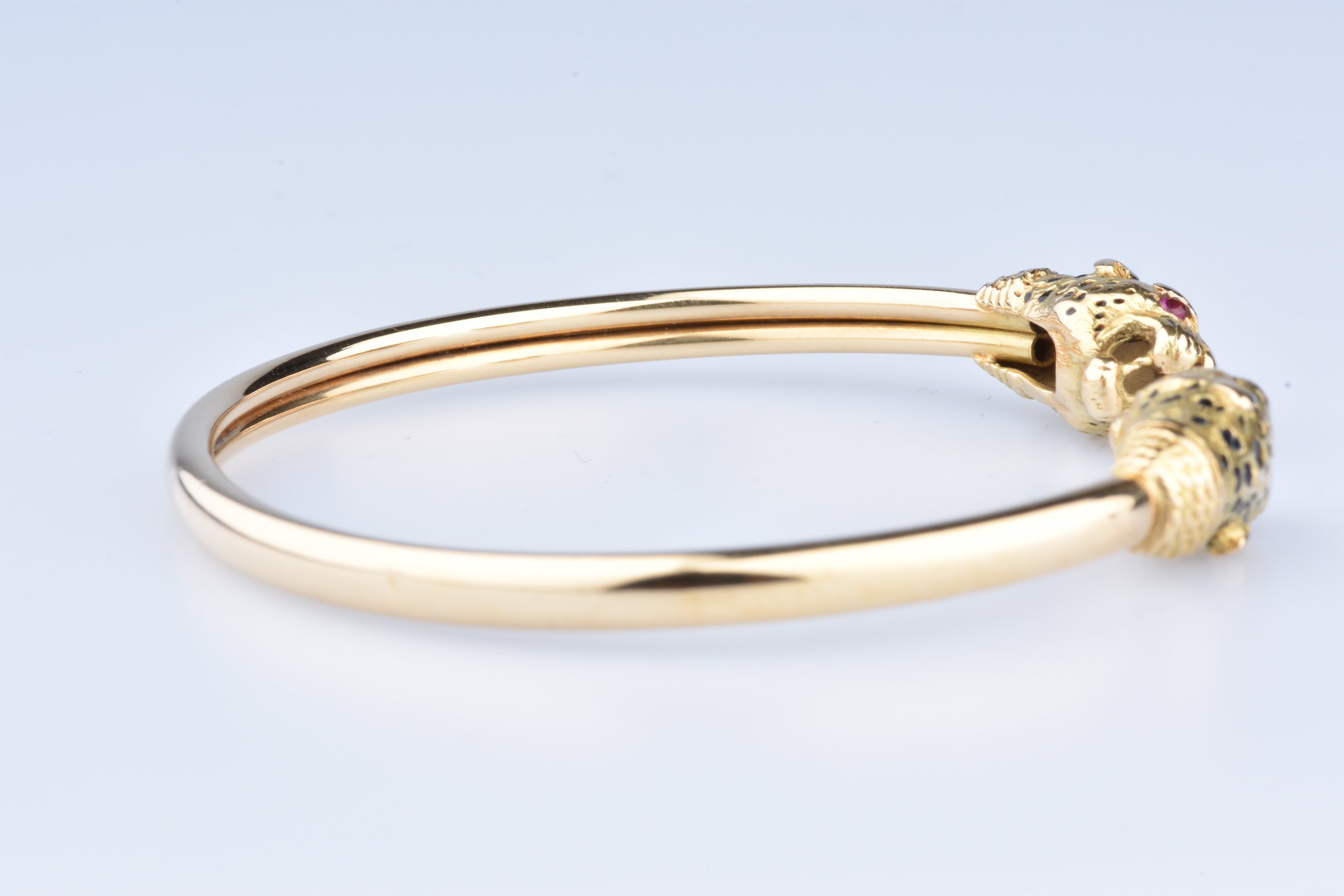 Bracelet ovale à bande fendue avec nœud en or jaune 10 kt