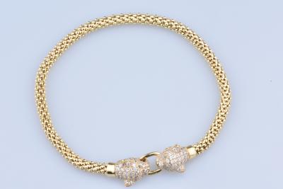 Bracelet panthère en or 18ct (750 millièmes) ornée de 84 oxydes ronds brillants et de 4 oxydes ronds brillants verts. Fermoir à clips original 2