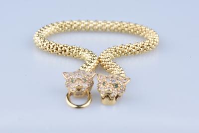 Bracelet panthère en or 18ct (750 millièmes) ornée de 84 oxydes ronds brillants et de 4 oxydes ronds brillants verts. Fermoir à clips original 2
