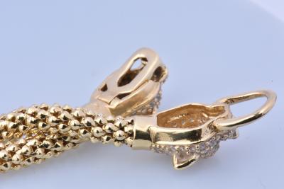 Bracelet panthère en or 18ct (750 millièmes) ornée de 84 oxydes ronds brillants et de 4 oxydes ronds brillants verts. Fermoir à clips original 2