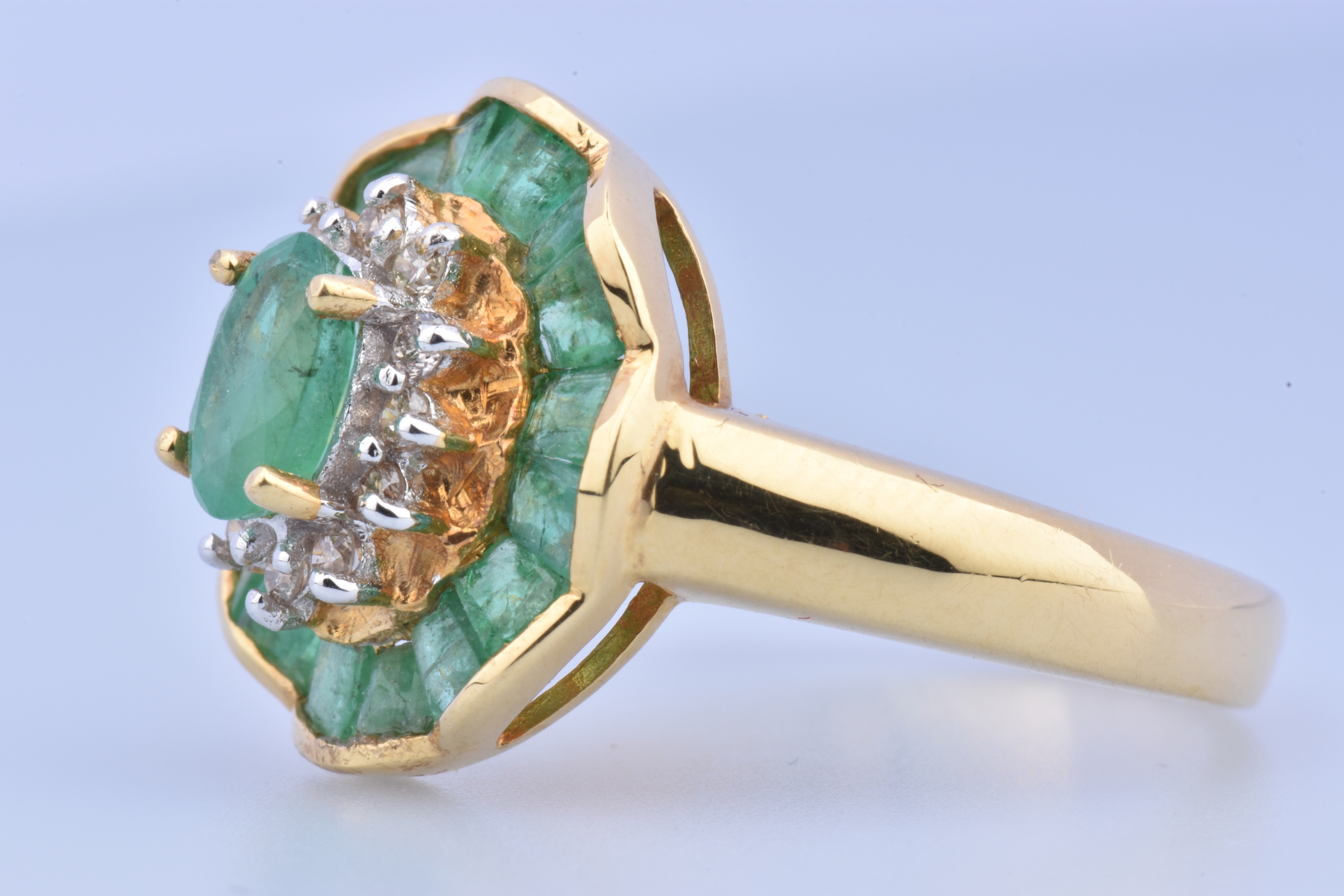 bague-en-or-orn-e-d-une-meraude-ovale-centrale-sertie-de-4-griffes