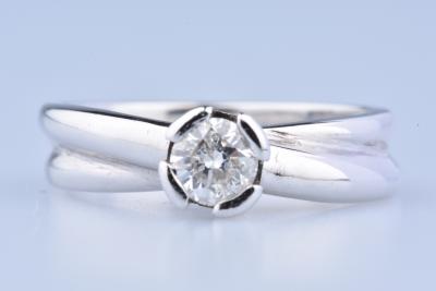 Bague solitaire en or blanc ornée d’un diamant rond brillant 0.37ct 2