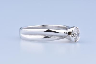 Bague solitaire en or blanc ornée d’un diamant rond brillant 0.37ct 2