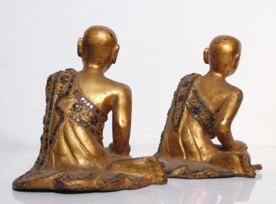 Paire de moines ou adorants en bois laqué de Birmanie 2