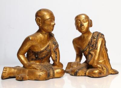 Paire de moines ou adorants en bois laqué de Birmanie 2
