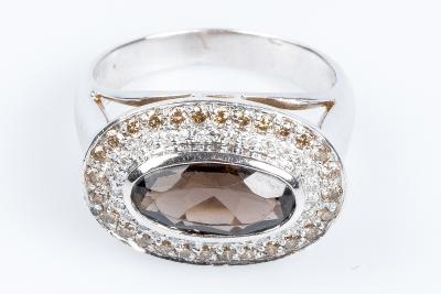 Bague en or 18 carats ornée d’1 quartz ovale  0.38 carats entourée de 28 diamants 2