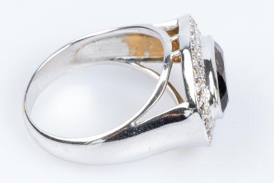 Bague en or 18 carats ornée d’1 quartz ovale  0.38 carats entourée de 28 diamants 2