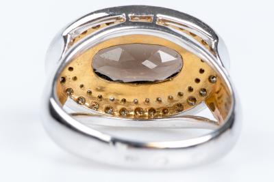 Bague en or 18 carats ornée d’1 quartz ovale  0.38 carats entourée de 28 diamants 2