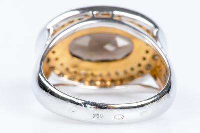 Bague en or 18 carats ornée d’1 quartz ovale  0.38 carats entourée de 28 diamants 2