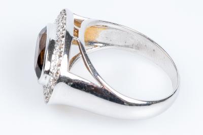 Bague en or 18 carats ornée d’1 quartz ovale  0.38 carats entourée de 28 diamants 2