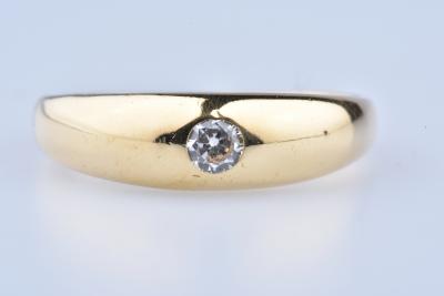 18 karat (750 thousandths) gold ring, adorned with a central oxide 2
