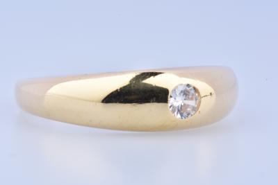 18 karat (750 thousandths) gold ring, adorned with a central oxide 2