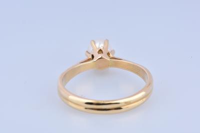 Bague solitaire en or (750 millièmes), ornée d’1 perle de culture blanche env. 0.5cm sertie de 6 griffes. 2